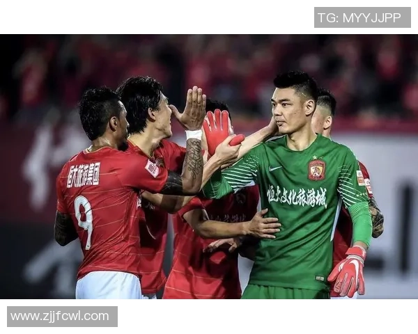 恒大与上港激战正酣精彩瞬间回顾与赛场氛围分享